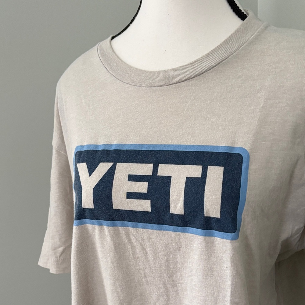 YETI Men's Light Gray Tee with Blue Logo